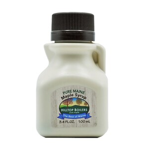 Może przedstawiać: Mała, biała plastikowa butelka z czystym syropem klonowym z Maine z czarną zakrętką. Etykieta zawiera napis "PURE MAINE Maple Syrup", "HILLTOP BOILERS", "The Best of Maine", "3.4 FL.OZ." i "100 mL".