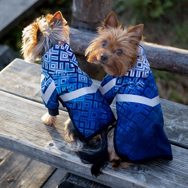 Blauer Print Regenmantel für kleine Hunde aus Softshell Material mit reflektierenden Streifen, Hundemantel, Hundekleidung, Designer Hundebekleidung