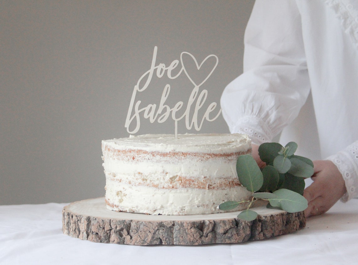 34 Cake Topper Ideen für deine Hochzeit - von personalisiert bis lustig Torten topper mit Herz und Vornamen Herz Torten topper Herz Bild 1