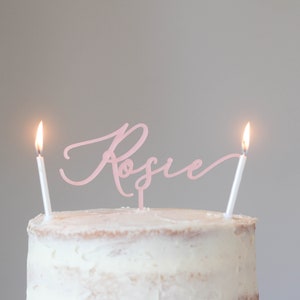 Topper per torta con nome personalizzato, perfetto per completare quella torta unica per il compleanno di qualcuno o per un'altra celebrazione speciale.