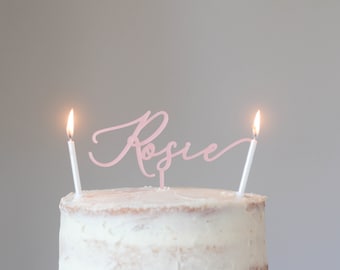 Décoration de gâteau avec nom personnalisé, parfaite pour terminer ce gâteau unique pour l'anniversaire de quelqu'un ou toute autre célébration spéciale.