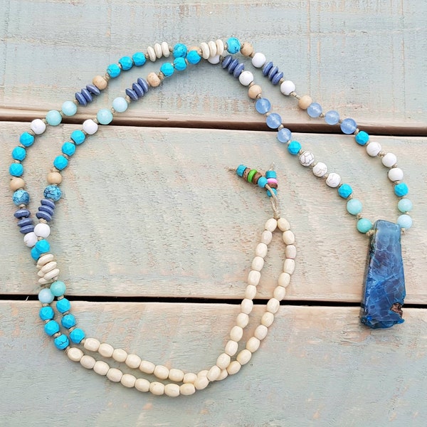 COLLIER BOHO Turquoise, Aigue-marine, Pierres précieuses bleues, Perles en bois Howlite et Crème et Pendentif en Agate Bleue par - BOHOSEASON