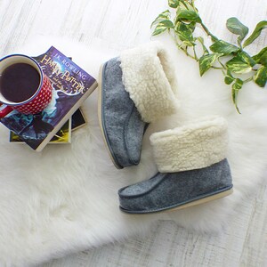 Pantofole in feltro di lana di pecora grigia naturale, scarpe calde per la casa, pantofole in feltro con struttura regalo di Natale, pantofole in pelliccia di lana, regalo di Natale