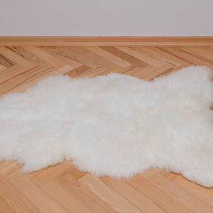 Beau tapis blanc en véritable peau de mouton Naturelles sans cruauté Jeté en peau de mouton blanc Décoration d'intérieur rustique de style scandinave Housse en peau de mouton image 4