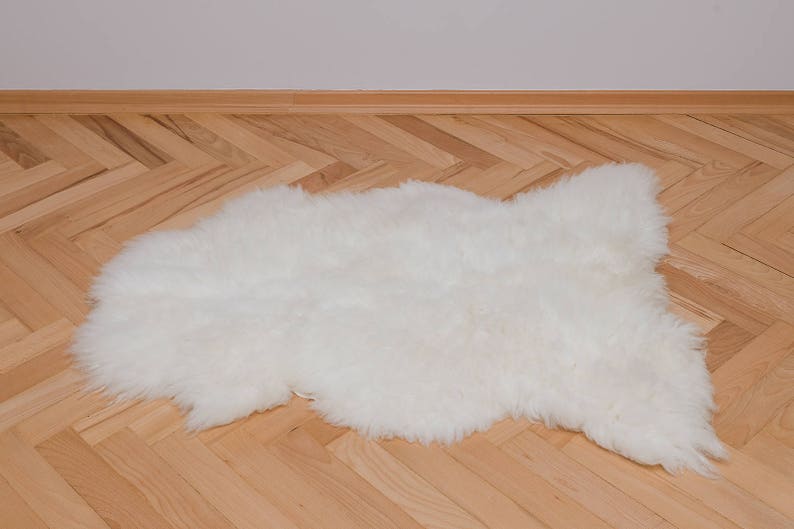 Beau tapis blanc en véritable peau de mouton Naturelles sans cruauté Jeté en peau de mouton blanc Décoration d'intérieur rustique de style scandinave Housse en peau de mouton image 4