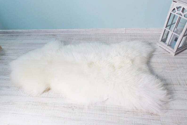 Beau tapis blanc en véritable peau de mouton Naturelles sans cruauté Jeté en peau de mouton blanc Décoration d'intérieur rustique de style scandinave Housse en peau de mouton image 9