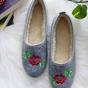 Natural Wool Felt Handmade Women&#39;s Slippers Housewarming Present For Her Comfy Wool Boots For Cold Feet Flower Themed Christmas Gift Ideas