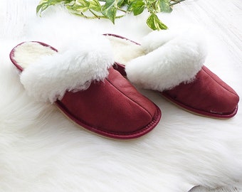 Handgemaakte leren en wollen pantoffels, warme winterschoenen voor thuis.
