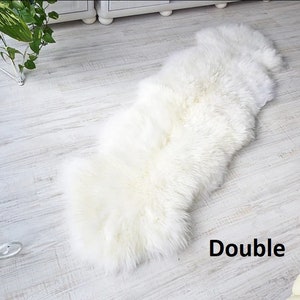 Beau tapis blanc en véritable peau de mouton Naturelles sans cruauté Jeté en peau de mouton blanc Décoration d'intérieur rustique de style scandinave Housse en peau de mouton image 5