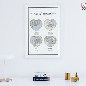 K&ouml;nnte beinhalten: Ein wei&szlig;er gerahmter Druck mit einer Karte von vier verschiedenen St&auml;dten in Form von Herzen. Der Druck ist mit "Steve & Amanda" betitelt und jedes Herz hat ein Datum und eine Bildunterschrift. Die Bildunterschriften lauten "Hello", "Will You", "I Do" und "First Home".