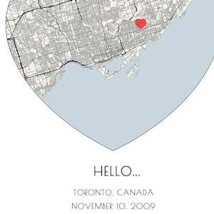 K&ouml;nnte beinhalten: Eine herzf&ouml;rmige Karte von Toronto, Kanada mit einem roten Herzen, das einen Ort markiert. Der Text "HELLO... TORONTO, CANADA NOVEMBER 10, 2009" befindet sich unter der Karte.