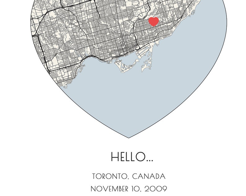 K&ouml;nnte beinhalten: Eine herzf&ouml;rmige Karte von Toronto, Kanada mit einem roten Herzen, das einen Ort markiert. Der Text "HELLO... TORONTO, CANADA NOVEMBER 10, 2009" befindet sich unter der Karte.