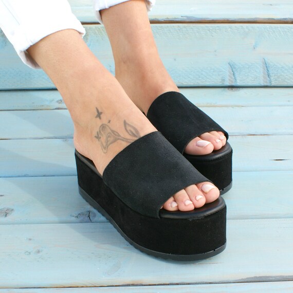 earth black sandals