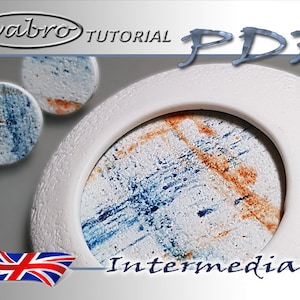 Può includere: Un piatto in ceramica bianca con un design astratto blu e arancione. Il piatto è circondato da una cornice bianca. L'immagine include anche due piatti in ceramica più piccoli con un design simile. Il testo "Intermediate" è visibile nella parte inferiore dell'immagine.