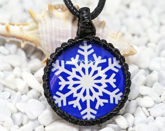 Snowflake glass cabochon macrame pendant