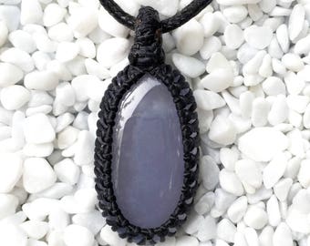 Pendentif calcédoine bleu, pendentif en macramé
