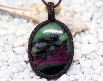 Ruby dans le pendentif de macramé de Ziosite