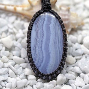 Colgante de macramé de encaje de encaje azul a rayas ovaladas