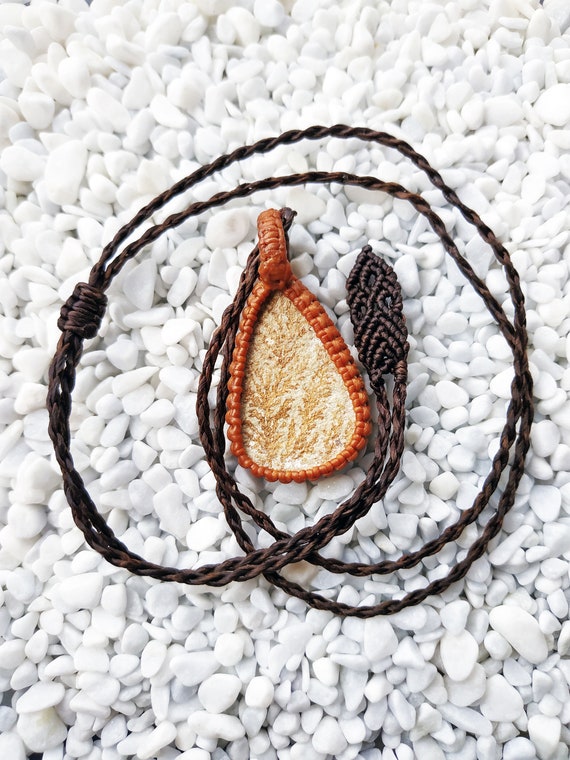 Dendritic sandstone macrame necklace