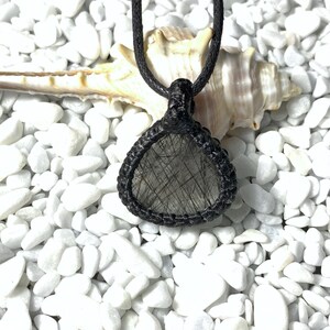 Teardrop Tourmalinated quartz macrame pendant 画像 2