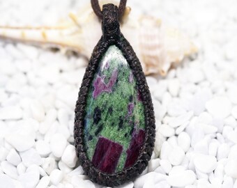 Teardrop Ruby dans le pendentif de macramé zoisite