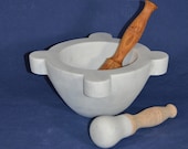 Mortaio diametro 22 cm (8.66 inch) in marmo bianco di Carrara con pestello in legno di Ulivo e pestello di Faggio con testa in marmo