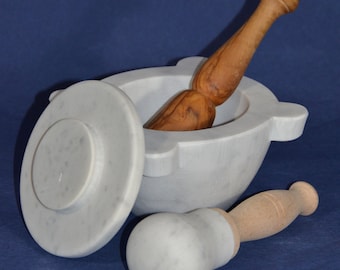 Mortaio diametro 16 cm (6.30 inch) in marmo bianco di Carrara con pestello in legno di Ulivo, pestello Faggio con testa in marmo e coperchio