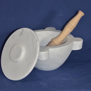 Vijzel diameter 24 cm (9,44 inch) in wit Carrara-marmer met beukenhouten stamper en deksel