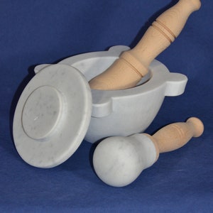 Vijzel diameter 16 cm (6,30 inch) in wit Carrara-marmer met beukenhouten stamper, beukenstamper met marmeren kop en deksel