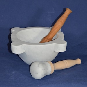 Vijzel diameter 24 cm (9,44 inch) in wit Carrara marmer met stamper van olijfhout en beukenhouten stamper met marmeren kop