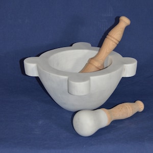Mortar diameter 22 cm (8.66 inch) in white Carrara marble with pestle in Beech wood and pestle with marble head