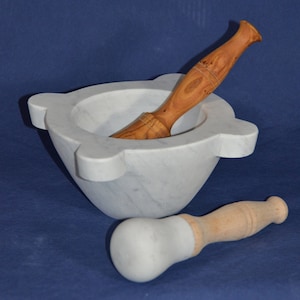 Mörser Durchmesser 20 cm (7,87 Zoll) aus weißem Carrara-Marmor mit Stößel aus Olivenholz und Stößel aus Buche mit Marmorkopf
