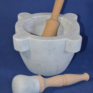 "Marseillaise" vijzel diameter 22 cm (8,66 inch) in wit Carrara-marmer met beukenhouten stamper en marmeren kopstamper
