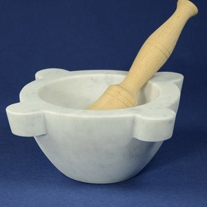 Vijzel diameter 22 cm (8,66 inch) in wit Carrara marmer met stamper van beukenhout