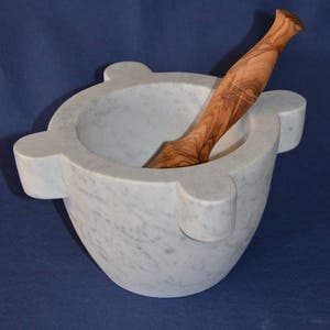 &quot;Marseillaise&quot; mortar diameter 22 cm (8.66 inch) in white Carrara marble with olive wood pestle