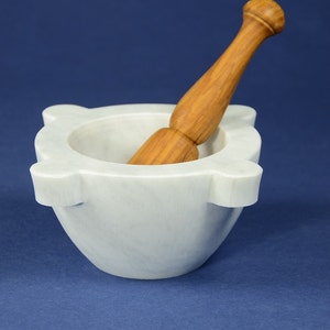 Vijzel diameter 16 cm (6,30 inch) in wit Carrara marmer met stamper van olijfhout