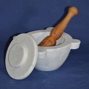 Mortero de 16 cm de diámetro en mármol blanco de Carrara con mortero y tapa de madera de olivo