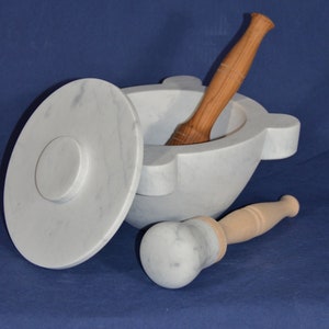 Mortier diamètre 24 cm (9,44 pouces) en marbre blanc de Carrare avec pilon en bois d'olivier, pilon en hêtre avec tête et couvercle en marbre
