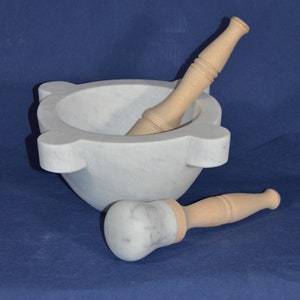 Mortero de 24 cm de diámetro (9,44 pulgadas) en mármol blanco de Carrara con mano de madera de haya y maja con cabeza de mármol.