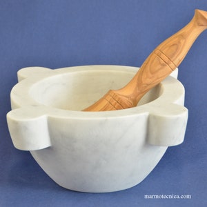 Mortar diameter 24 cm (9.44 inch) in white Carrara marble with olive wood pestle