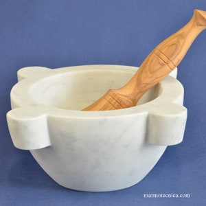 Mortar diameter 24 cm (9.44 inch) in white Carrara marble with pestle in olive wood