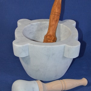 &quot;Marseille&quot; mortar diameter 22 cm (8.66 inch) in white Carrara marble with olive wood pestle and marble head pestle