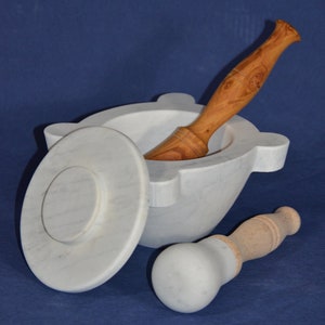 Mortero de 18 cm de diámetro (7,08 pulgadas) de mármol blanco de Carrara con mano de madera de olivo, mano de haya con cabeza y tapa de mármol
