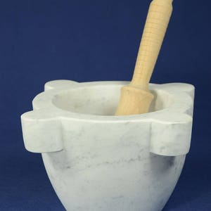 "Marseillaise" vijzel diameter 22 cm (8,66 inch) in wit Carrara-marmer met beukenhouten stamper