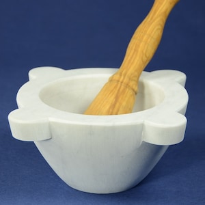 Mortar diameter 20 cm (7.87 inch) in white Carrara marble with pestle in olive wood
