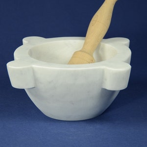 Vijzel diameter 24 cm (9,44 inch) in wit Carrara marmer met stamper in beukenhout