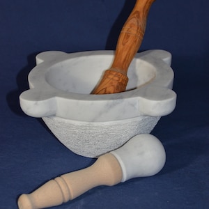 Mortero de mármol blanco de Carrara abujardado de 22 cm (8,66 pulgadas), mortero de madera de olivo, mortero de haya con cabeza de mármol