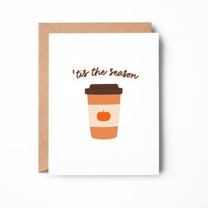 C'est la saison, carte de latte à la citrouille et aux épices, carte d'halloween en automne, carte de voeux de petit garçon / SKU : LNHA05E