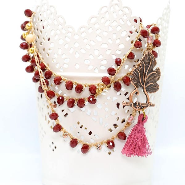 Crochet boho chic collier avec des cristaux de couleur grenat tchèques, gland et feuille forme fermoir-cadeau pour vous fête des mères-
