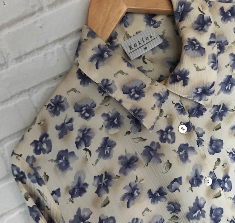 Medium . Vintage button front blouse floral print Small